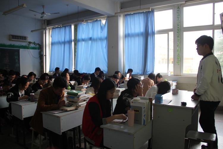 酒店管理系召开崇尚科学反对邪教主题班会